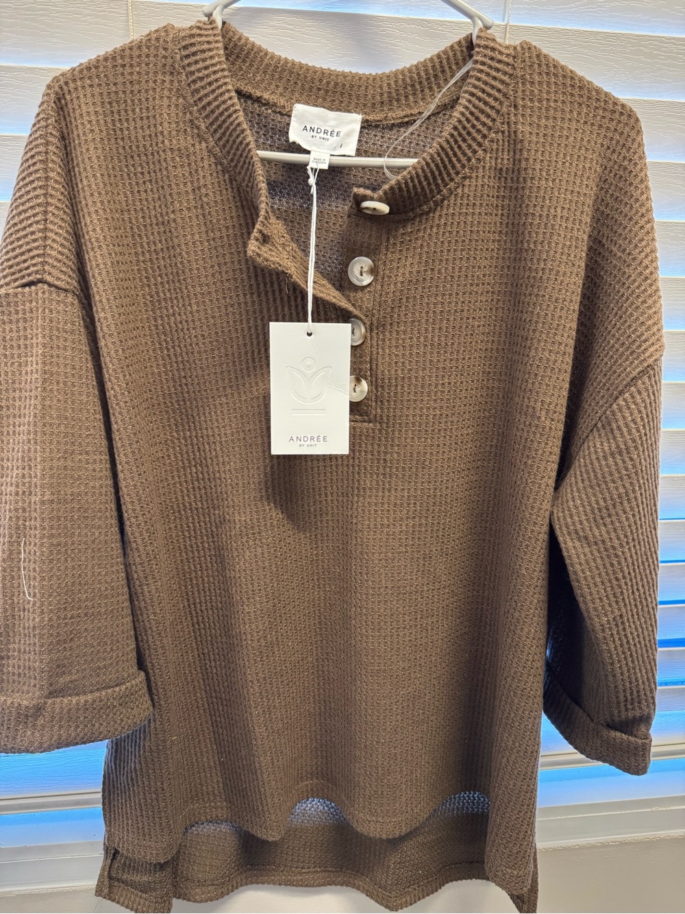 ANDRÉE BY UNIT Women's Brown Waffle-Knit Henley Sweater